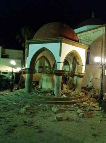 حطام أحد المساجد الذين تضرروا جراء الزلزال (أ ب)
