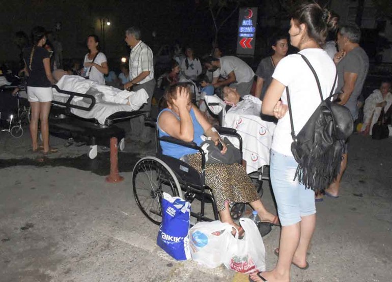 عدد من السياح ينتظرون خارج وحدة الطوارئ في مستشفى بودروم في تركيا (أ ب)