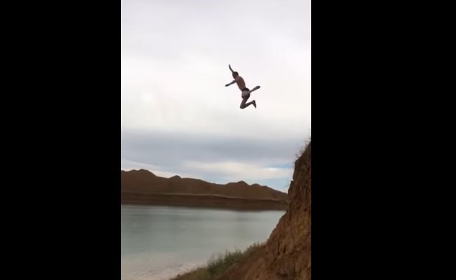 بالفيديو.. نهاية مؤلمة لشاب حاول القفز من أعلى جبل في البحر