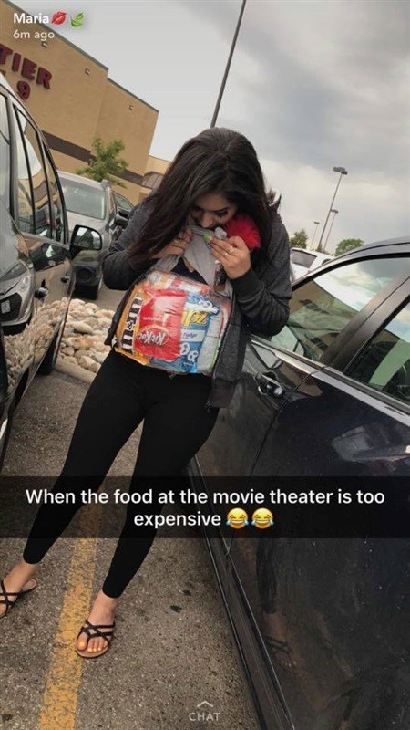 بالصور.. فتاة تجد حلا طريفا بعد غلاء أسعار الطعام في السينما