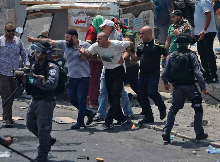 بالفيديو والصور.. 39 جريحا في مواجهات بين الفلسطينيين وقوات الاحتلال عقب صلاة الجمعة