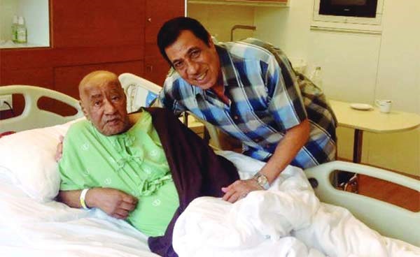 الراحل عبدالوهاب الدوسري مع الإعلامي المخضرم محمد الويس في المستشفى الاميركي بتايلند