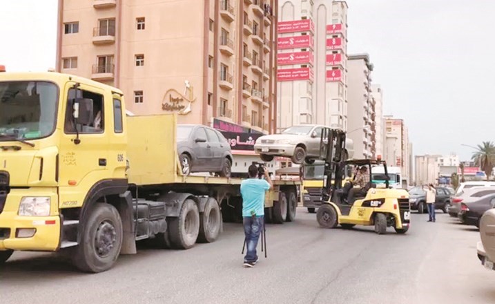 رفع عدد من السيارات المهملة﻿