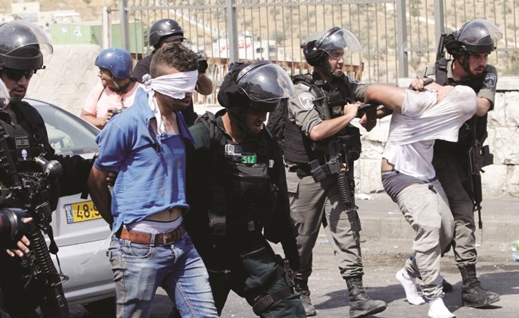 وشرطة الاحتلال تعتقل فلسطينيين في البلدة القديمة بالقدس امس	(أ.پ) ﻿
