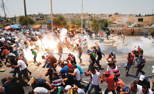 قوات الاحتلال الإسرائيلي تطلق قنابل الغاز المسيلة للدموع قبيل صلاة الجمعة   	(رويترز)