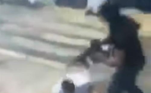 بالفيديو.. جندي إسرائيلي يعتدي على فلسطيني أثناء صلاته