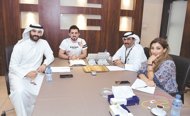 النجم سعود بوشهري مع الزملاء مدير التحرير محمد بسام الحسيني ومفرح الشمري وخلود أبو المجد (قاسم باشا)﻿