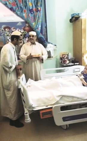 الفنانان علي الغرير وخليل الرميثي مع الطفل فهد في المستشفى﻿