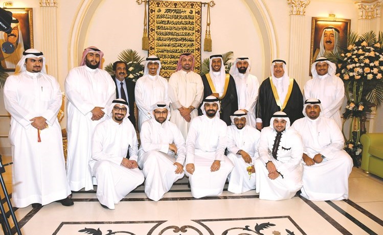 المعرس م.محمد عبدالرضا دشتي متوسطا الاصدقاء في لقطة تذكارية ﻿