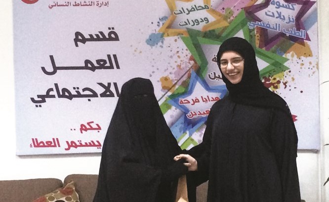 تكريم احدى الفائزات خلال المسابقة ﻿