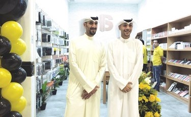 مالكا المحل فهد المذن وعيسى اللوغاني خلال الافتتاح ﻿