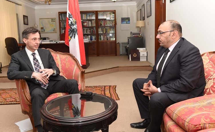 سفير النمسا د.زيغورد باخر متحدثا للزميل أسامة دياب (متين غوزال)﻿