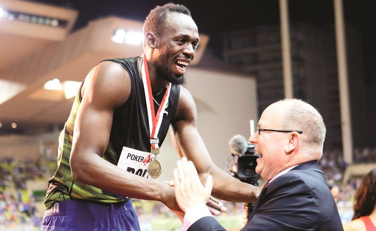 أمير موناكو البرت يقلد البطل بولت ذهبية 100 متر(أ.پ)﻿