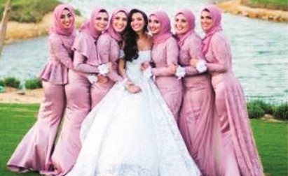كارمن سليمان تتوسط صديقاتها﻿