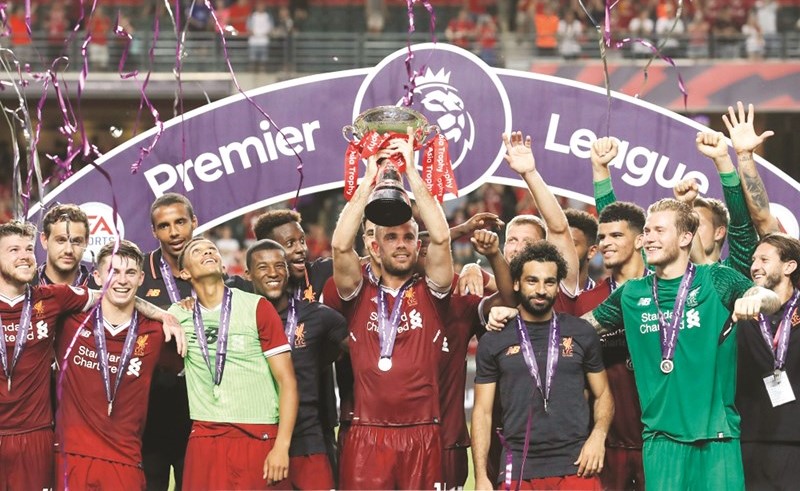 فرحة لاعبي ليفربول بالكأس ﻿
