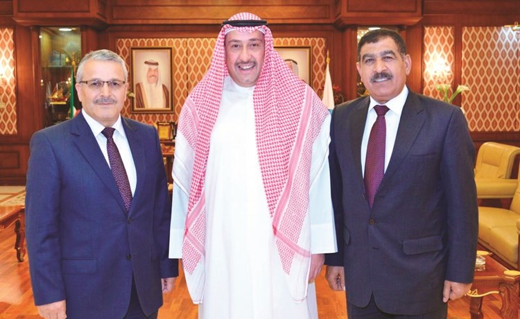 الشيخ فيصل الحمود مستقبلا اللواء م. محمد سالم الجرادات واللواء م. فالح جدوع النصرات﻿