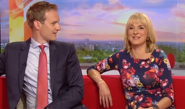 بالفيديو.. لقطات محرجة لمذيعة «BBC» ترتدي فستانها بالمقلوب على الهواء