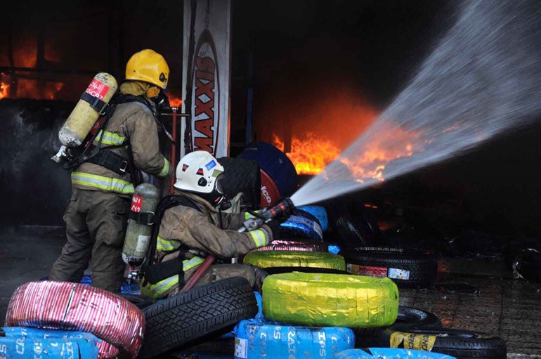 "الإطفاء" تسيطر على الحريق بكراجات "صناعية شرق"
