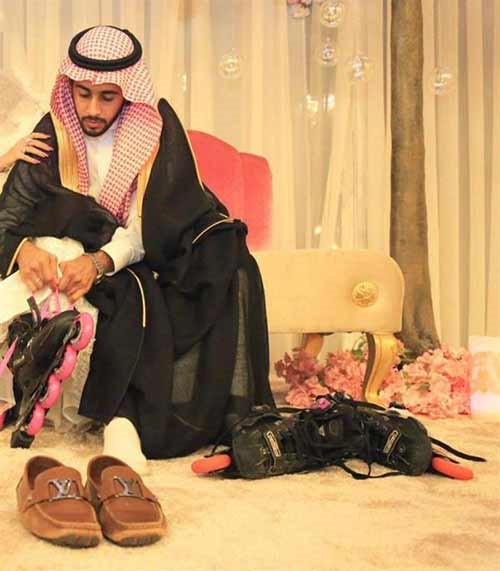 بالصور.. عروسان خليجيان يتخليان عن ارتداء الحذاء في حفل زفافهما ويرتديان زلاجات “الإسكيت”