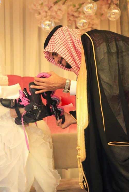بالصور.. عروسان خليجيان يتخليان عن ارتداء الحذاء في حفل زفافهما ويرتديان زلاجات “الإسكيت”