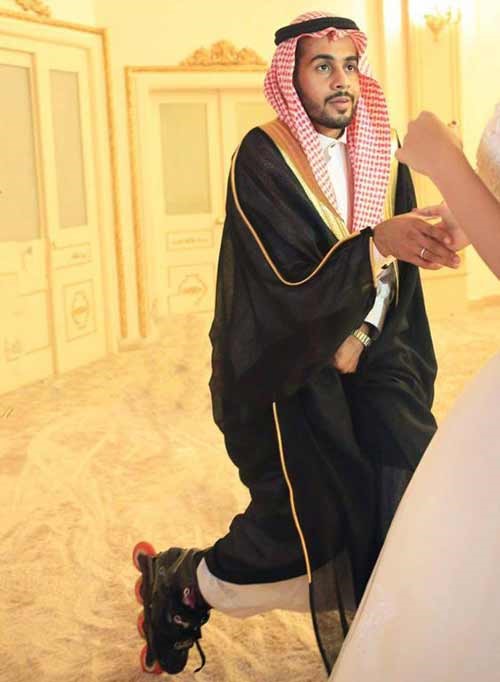 بالصور.. عروسان خليجيان يتخليان عن ارتداء الحذاء في حفل زفافهما ويرتديان زلاجات “الإسكيت”