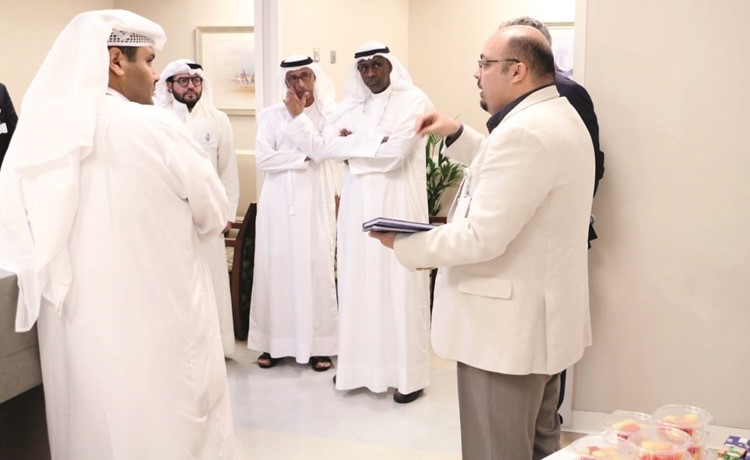 الوفد الكويتي برئاسة العميد ركن عماد أمان خلال زيارته المستشفى الأميركي في دبي﻿