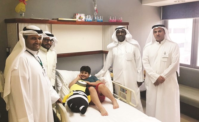 الوفد الكويتي يزور أحد المرضى الكويتيين في المستشفى﻿