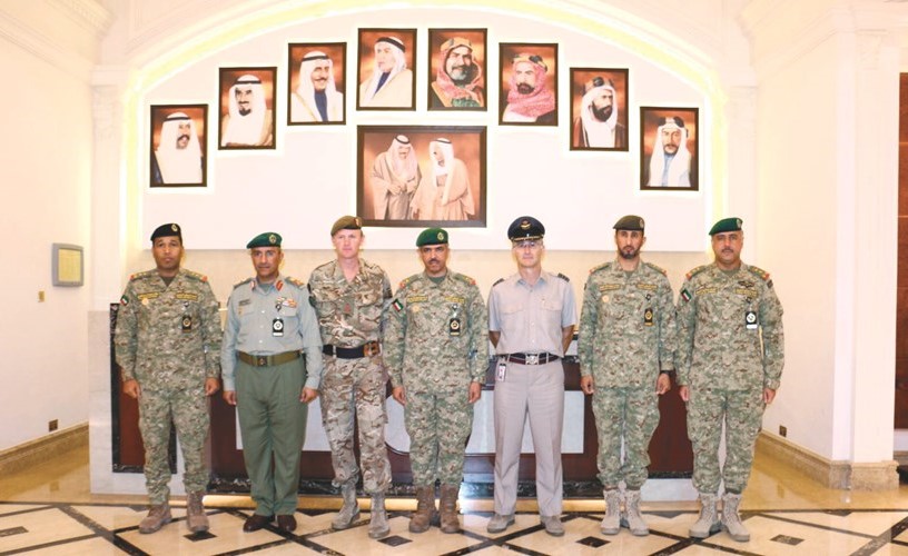 اللواء الركن فالح شجاع متوسطا وفد الجيش البريطاني والحضور من الحرس الوطني﻿