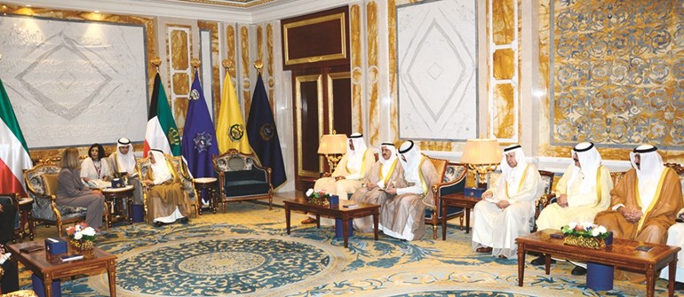 صاحب السمو الأمير الشيخ صباح الأحمد مستقبلا الممثلة العليا لشؤون الخارجية والسياسة الأمنية في الاتحاد الأوروبي فديريكا موغيريني بحضور الشيخ صباح الخالد والمستشار بالديوان الأميري محمد ضيف الله شرار والشيخ محمد العبدالله وخالد الجارالله والسفير أحمد فهد الفهد
