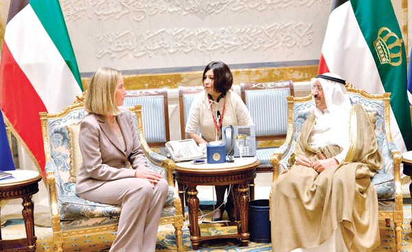 صاحب السمو الأمير الشيخ صباح الأحمد لدى استقباله الممثلة العليا لشؤون الخارجية والسياسة الأمنية في الاتحاد الأوروبي فديريكا موغيريني
