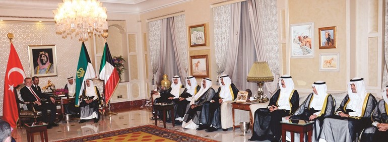 صاحب السمو الأمير الشيخ صباح الأحمد خلال استقباله الرئيس التركي رجب طيب أردوغان بحضور رئيس مجلس الأمة مرزوق الغانم وسمو الشيخ جابر المبارك والشيخ ناصر صباح الأحمد والشيخ صباح الخالد والشيخ محمد الخالد والشيخ خالد الجراح وأنس الصالح﻿