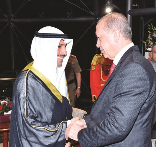 الرئيس التركي رجب طيب اردوغان مصافحا رئيس مجلس الأمة مرزوق الغانم﻿