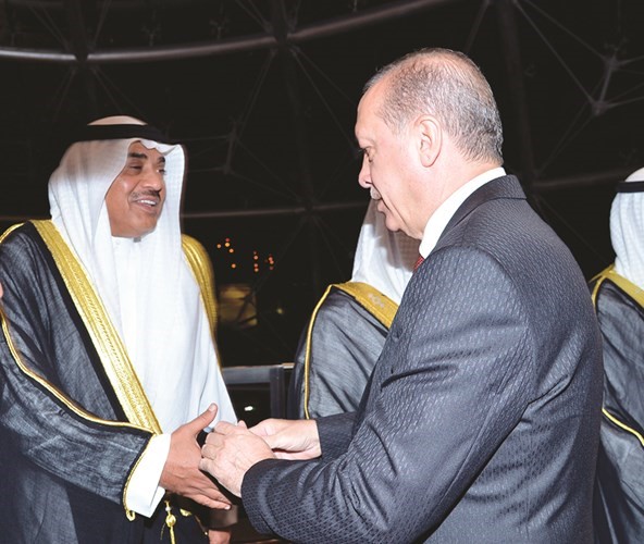 الرئيس رجب طيب اردوغان مصافحا الشيخ صباح الخالد ﻿