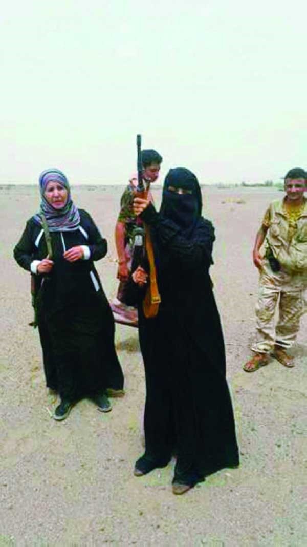 يمنيات يحملن السلاح دفعت بهن الميليشيات للقتال في الجبهات لتعويض خسائرها البشرية	 (إياد احمد)