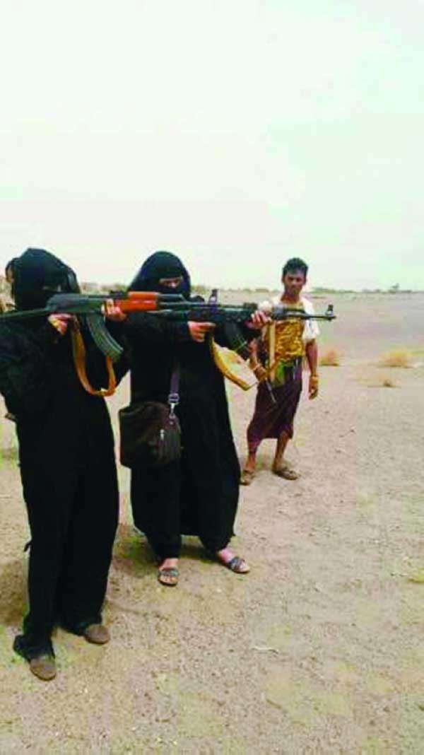 يمنيات يحملن السلاح دفعت بهن الميليشيات للقتال في الجبهات لتعويض خسائرها البشرية	 (إياد احمد)