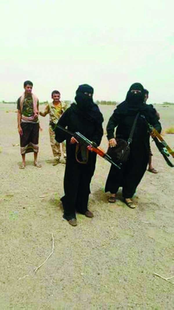 يمنيات يحملن السلاح دفعت بهن الميليشيات للقتال في الجبهات لتعويض خسائرها البشرية	 (إياد احمد)
