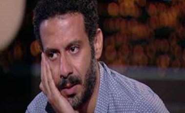 بالفيديو..نجم مصري يثير الجدل بحديثه عن حبيبته.. شاهدوا تأثره وكيف تغيّر!؟