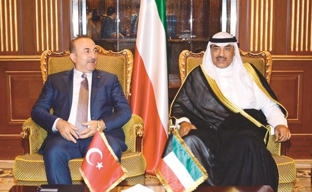 الشيخ صباح الخالد مستقبلا وزير الخارجية التركي مولود جاويش أوغلو ﻿