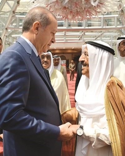 صاحب السمو مصافحا الرئيس التركي﻿