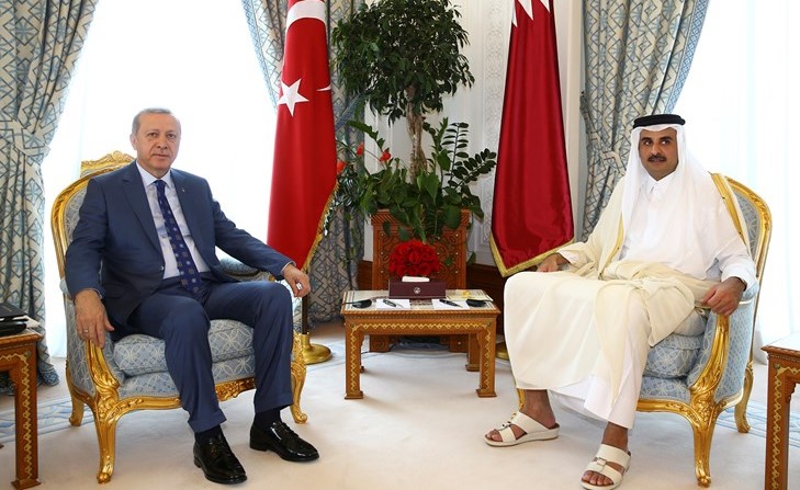 صاحب السمو الشيخ تميم بن حمد آل ثاني أمير قطر خلال مباحثاته مع الرئيس التركي رجب طيب أردوغان في الدوحة أمس	 (أ.پ) ﻿