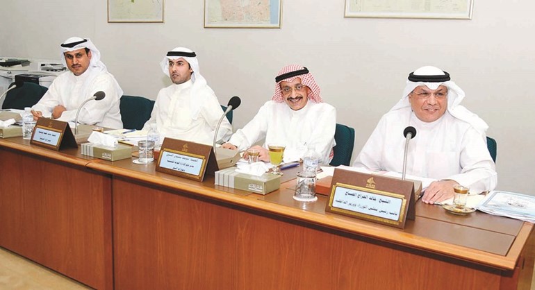  الشيخ خالد الجراح واحمد السنين ومحمد بوشيبه اثناء الاجتماع