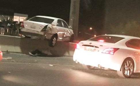 المركبة التي اعتلت الحاجز الاسمنتي على طريق الفحيحيل﻿