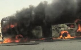 ألسنة النيران تندلع من الباص﻿