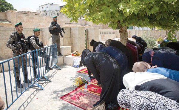 فلسطينيات يرفضن دخول المسجد الأقصى قبل إزالة كل الاجراءات ويؤدين الصلاة خارج المسجد   (ا.پ)