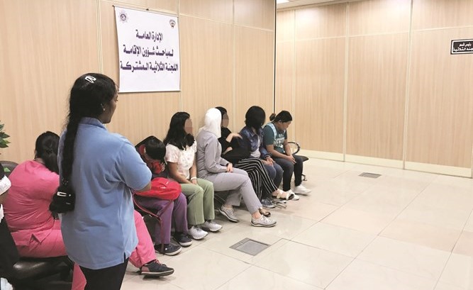جانب من العمالة التي تم ضبطها ﻿