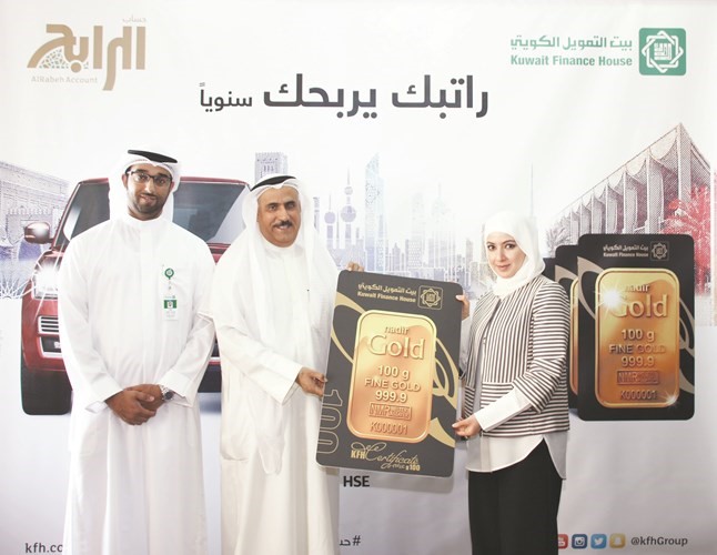 المدير التنفيذي نهال المسلم تسلم الفائز جائزة الذهب﻿