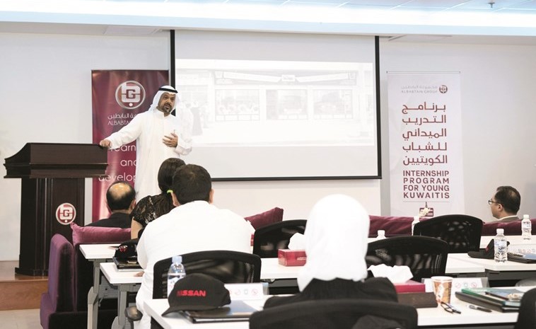 عبدالمحسن البابطين متحدثا للمتدربين﻿