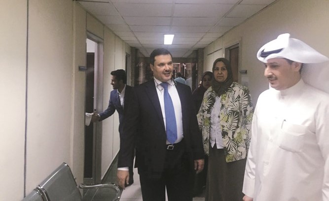 د.جمال الحربي خلال جولته في المستودعات الطبية بصبحان﻿