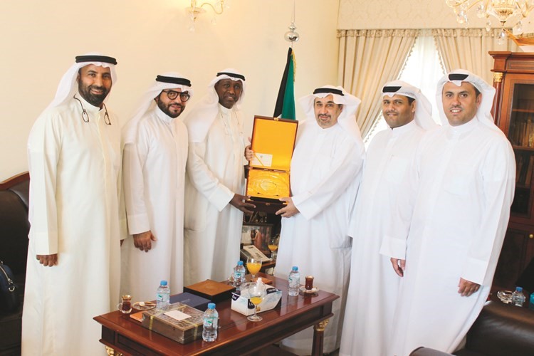 السفير صلاح البعيجان خلال استقباله مدير إدارة العلاج بالخارج بوزارة الدفاع العميد ركن عماد أمان والوفد المرافق له ﻿