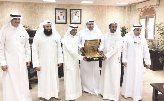 وفد من أصحاب المشاريع الصغيرة يكرم الموسى على جهود القوى العاملة